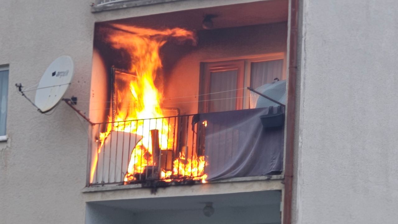 Balkonda çıkan yangın evi küle çeviriyordu