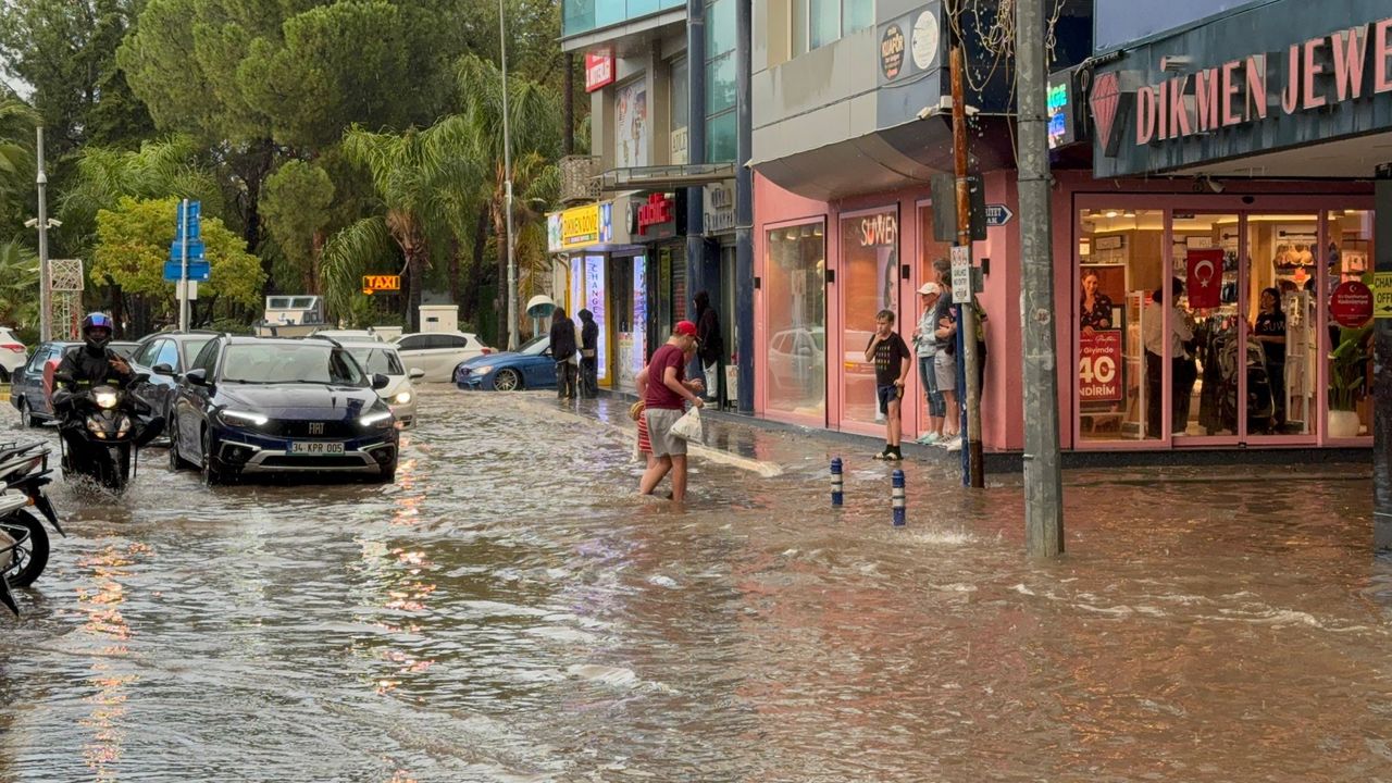 Fethiye sağanak yağışa teslim oldu, ev ve iş yerleri sular altında kaldı