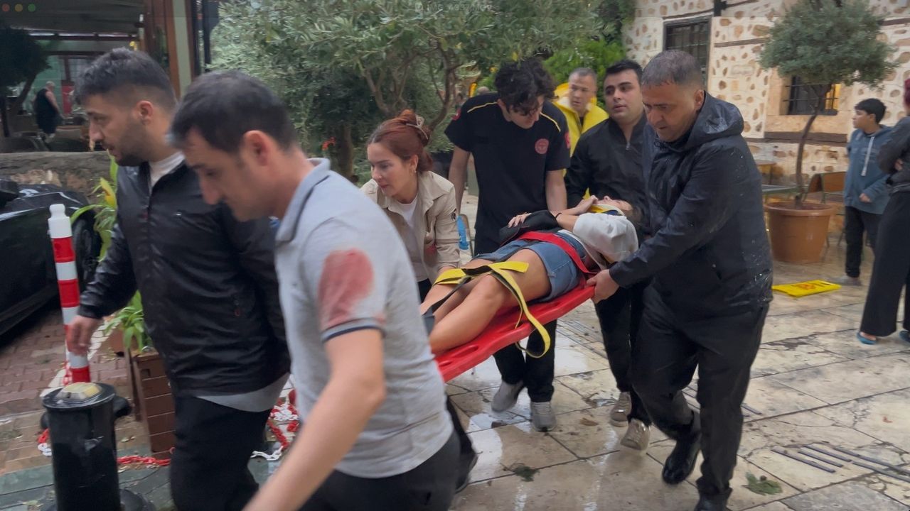 Sağanak ve rüzgar aniden bastırdı, devrilen ağacın altında kalan 3 kişi yaralandı