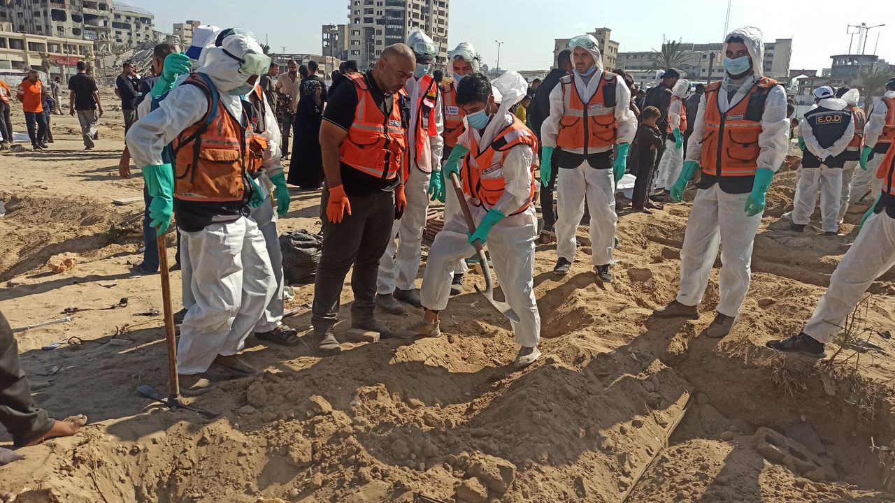 Gazze’de saldırılar nedeniyle toplu şekilde defnedilen cenazeler kimlik tespiti için mezardan çıkarıldı