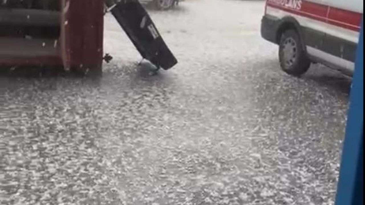 Eskişehir'de dolu yağışı: Sokak saniyeler içinde beyaza büründü