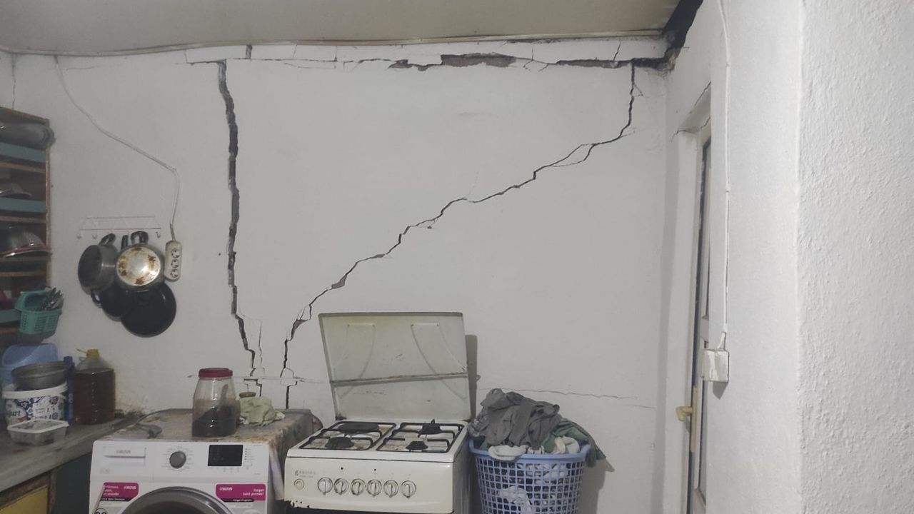 Manisa'da 83 yapı depremden etkilendi