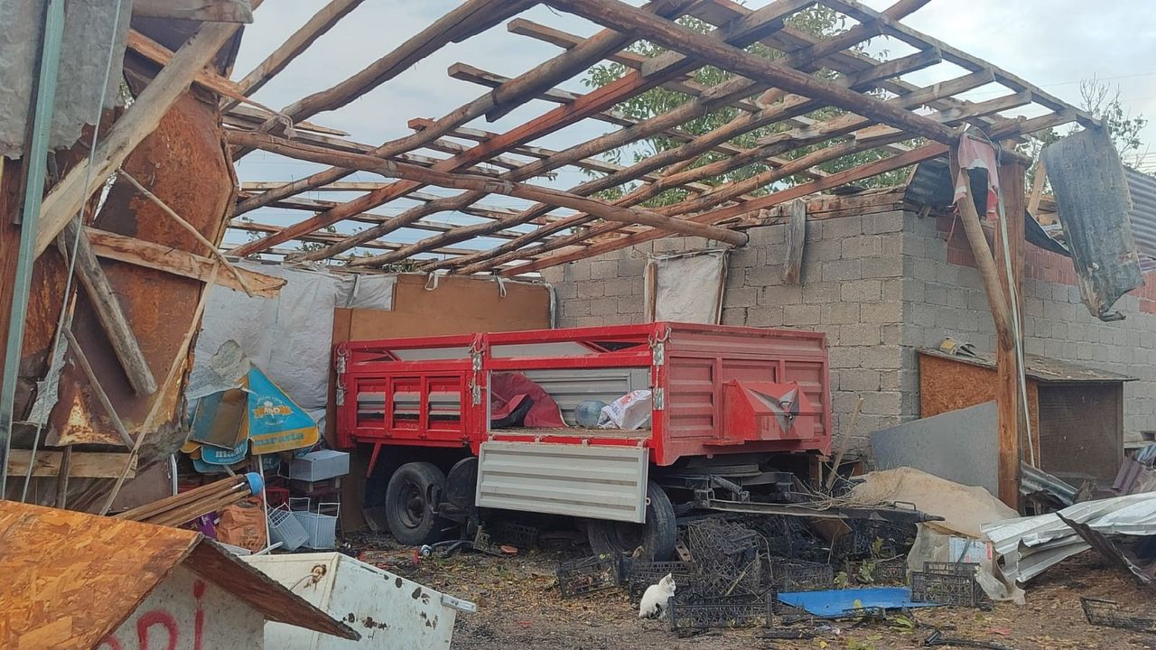 Beypazarı'nda fırtına çatıları uçurdu