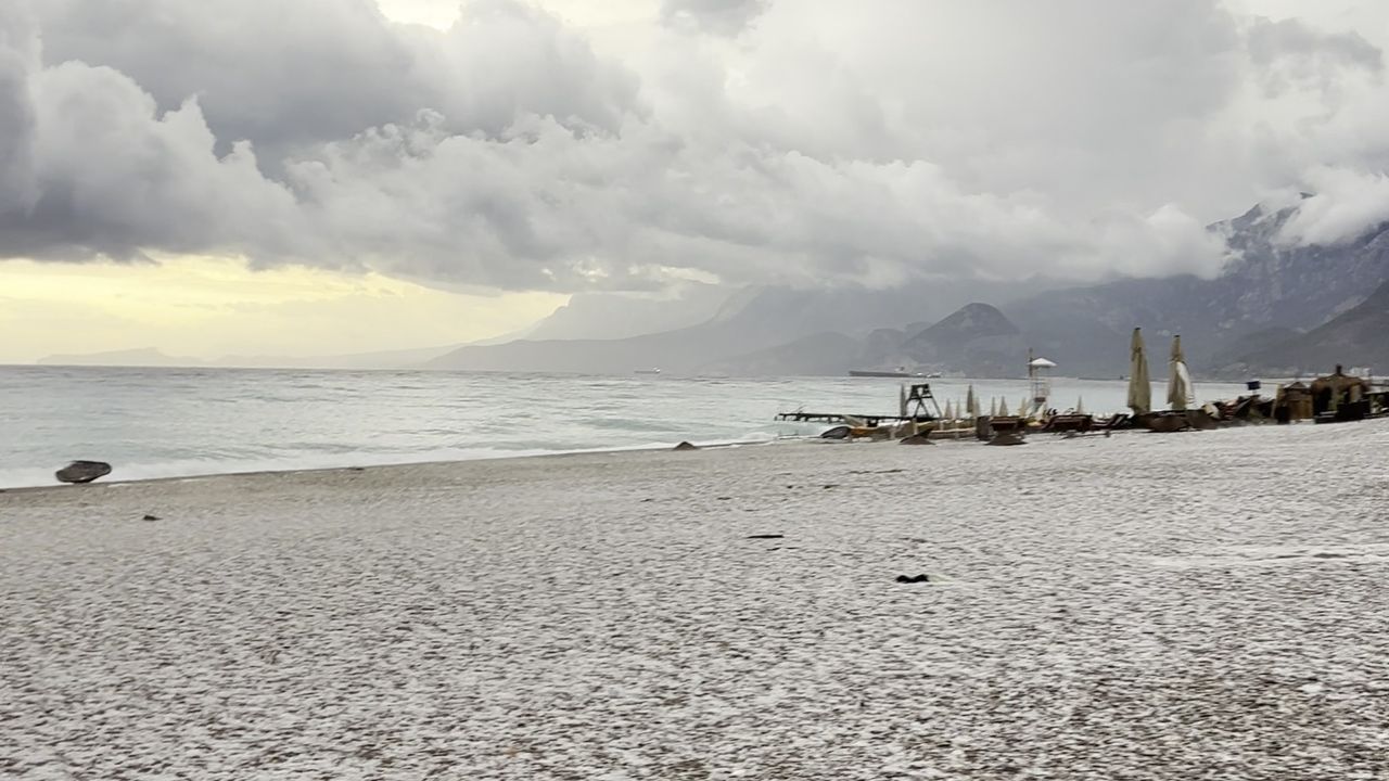 Antalya 15 dakikada kışı yaşadı, Konyaaltı Sahili beyaza büründü