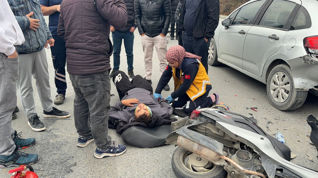 Başakşehir'de motosiklet üzerinde tartışırken önlerindeki otomobile çarptılar: 2 yaralı
