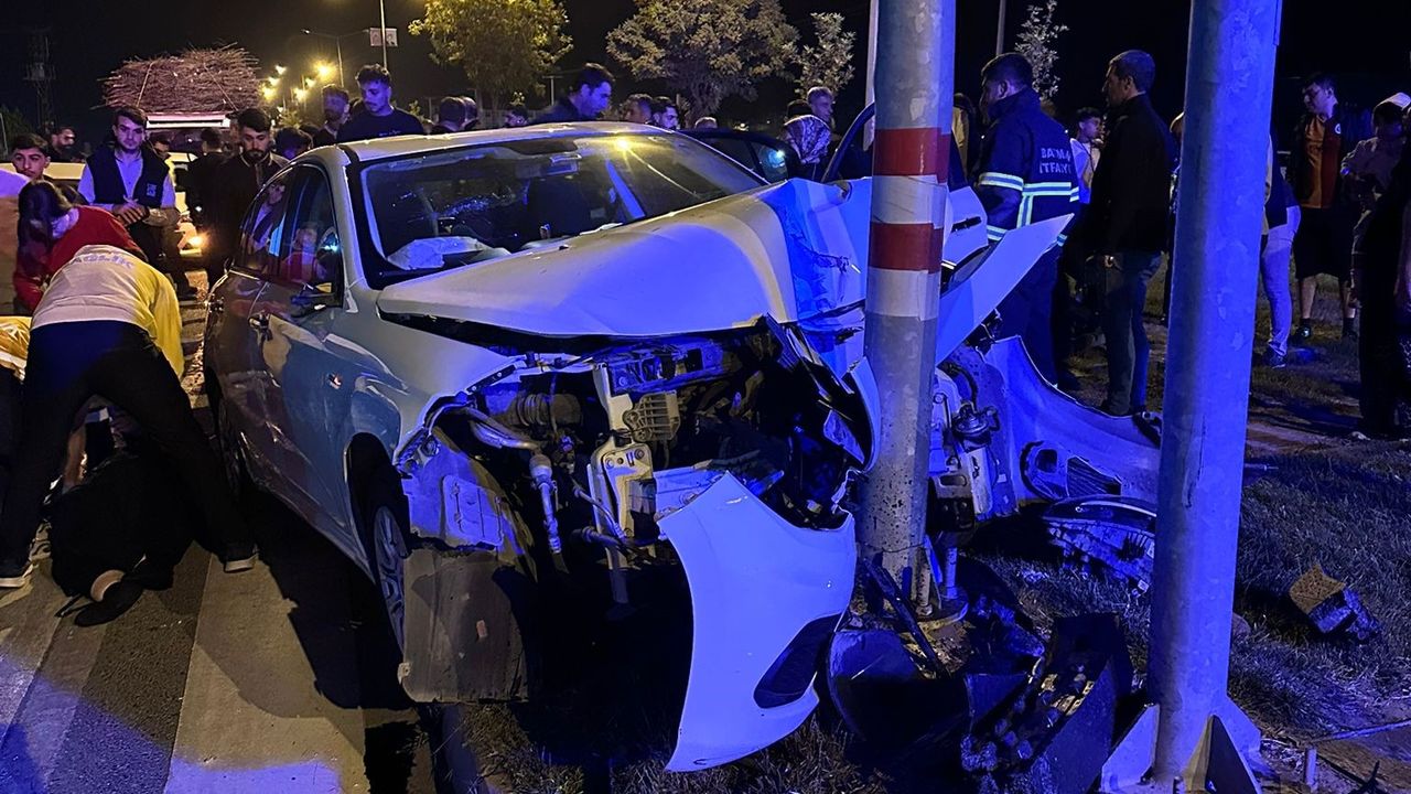 Batman'da otomobil trafik ışığı direğine çarptı: 3 yaralı