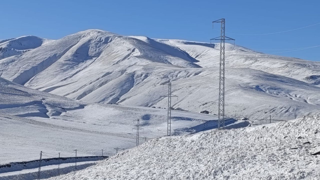 Taşlıçay'da kar yağışıyla Gündoğdu köyü beyaza büründü