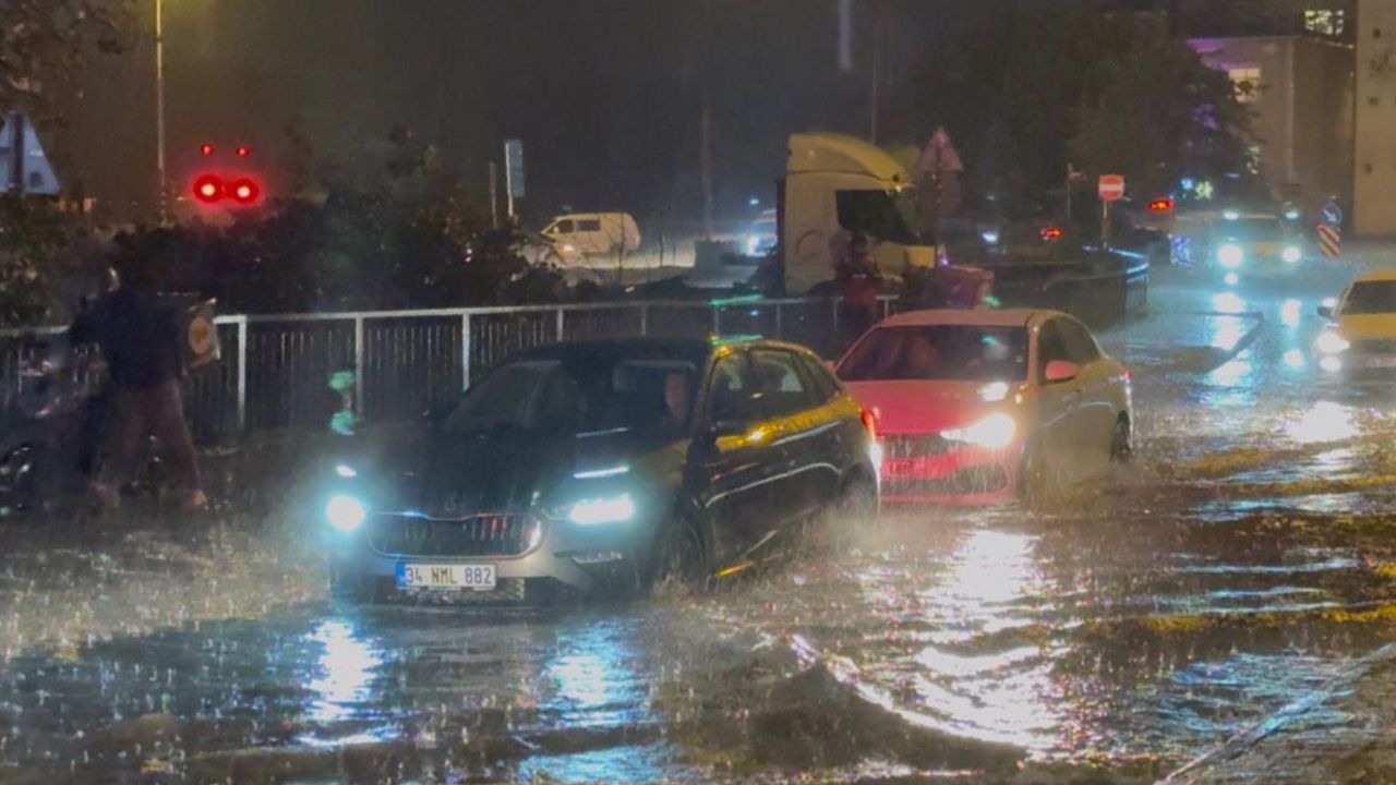 İstanbul’da aniden bastıran sağanak yağmur hayatı olumsuz etkiledi