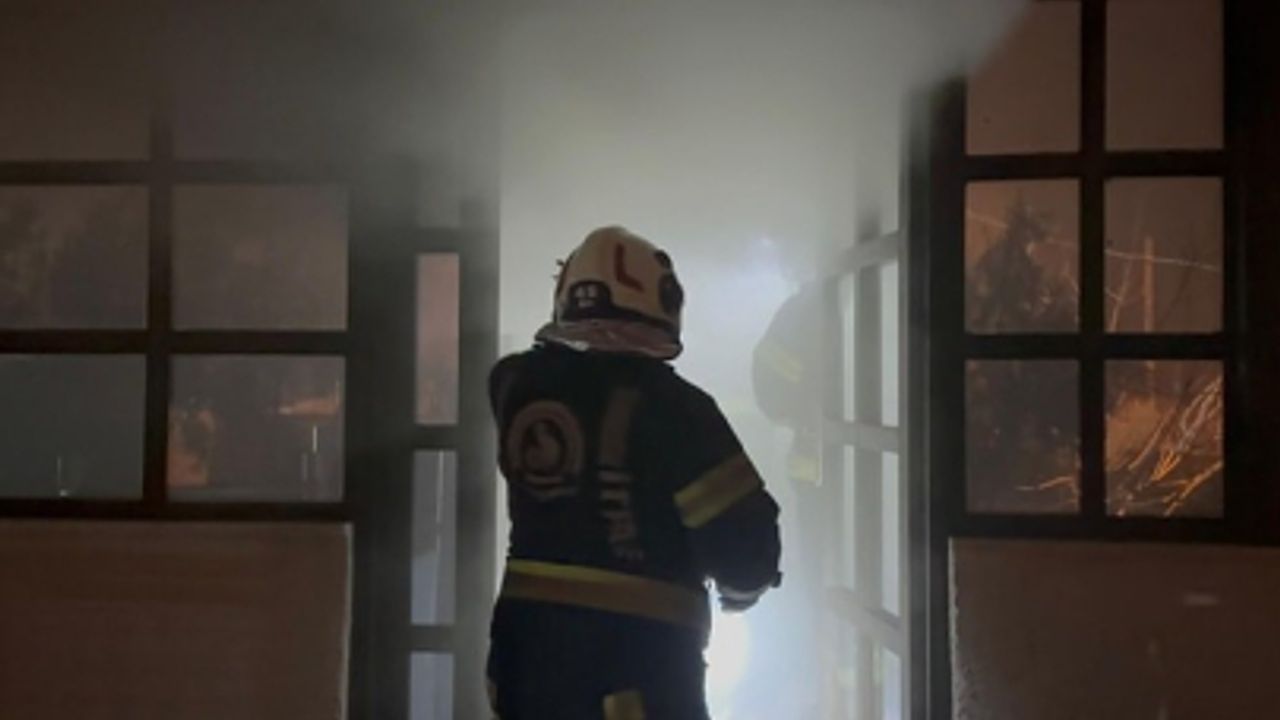 Denizli'de iki katlı binada çıkan yangından etkilenen kadın hastaneye kaldırıldı