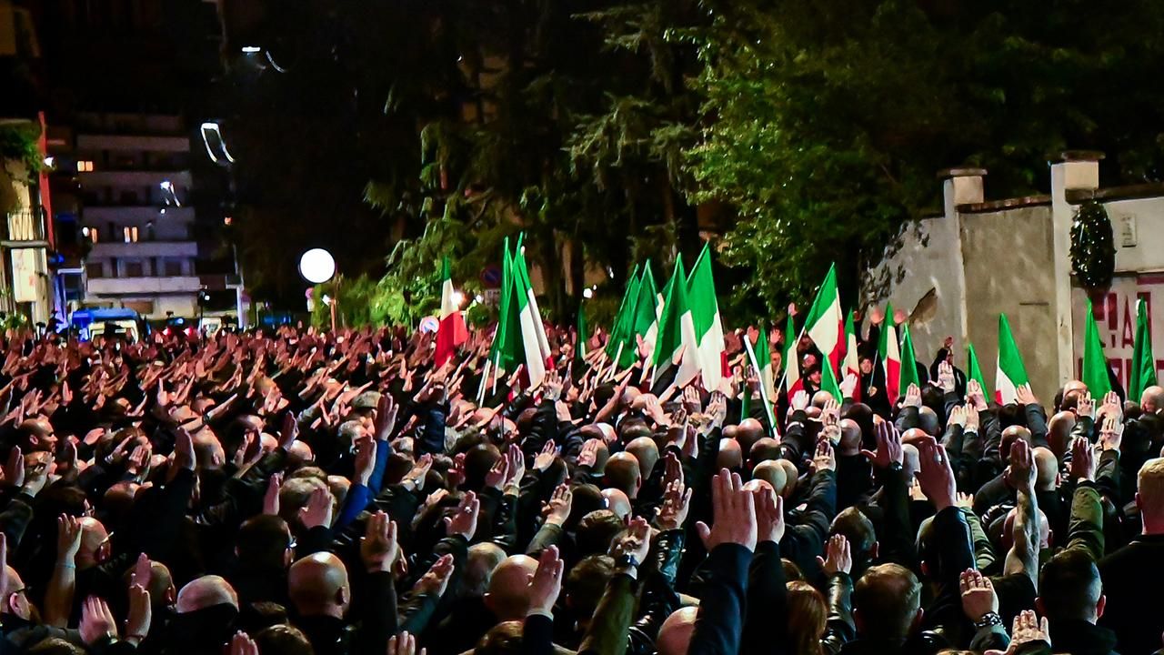 İtalya'da ultra aşırı sağcılar, Mussolini'nin "Roma'ya Yürüyüş"ünü faşist selamıyla andı