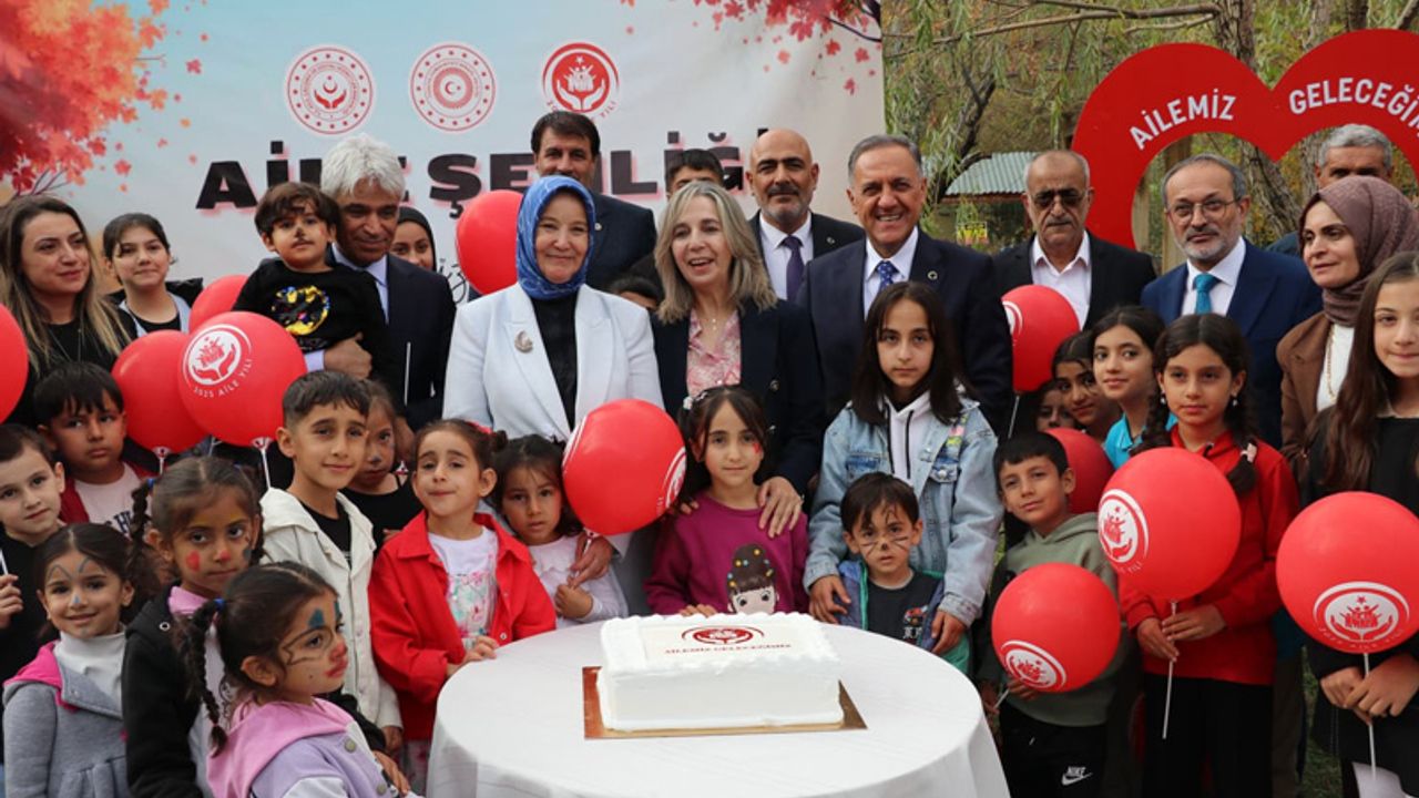 Aile ve Sosyal Hizmetler Bakan Yardımcısı Yenigün, Bingöl'de "Aile Şenliği Programı"nda konuştu
