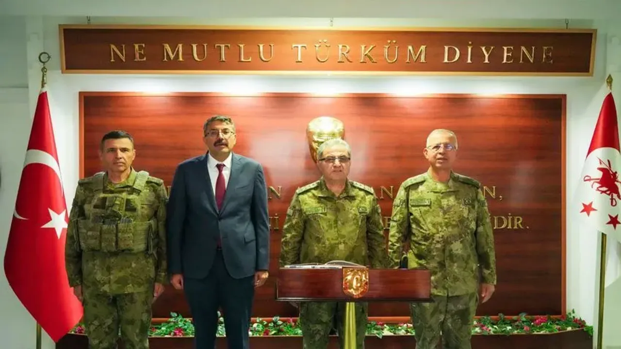 Kara Kuvvetleri Komutanı Orgeneral Tokel, Hakkari'de ziyaretler yaptı