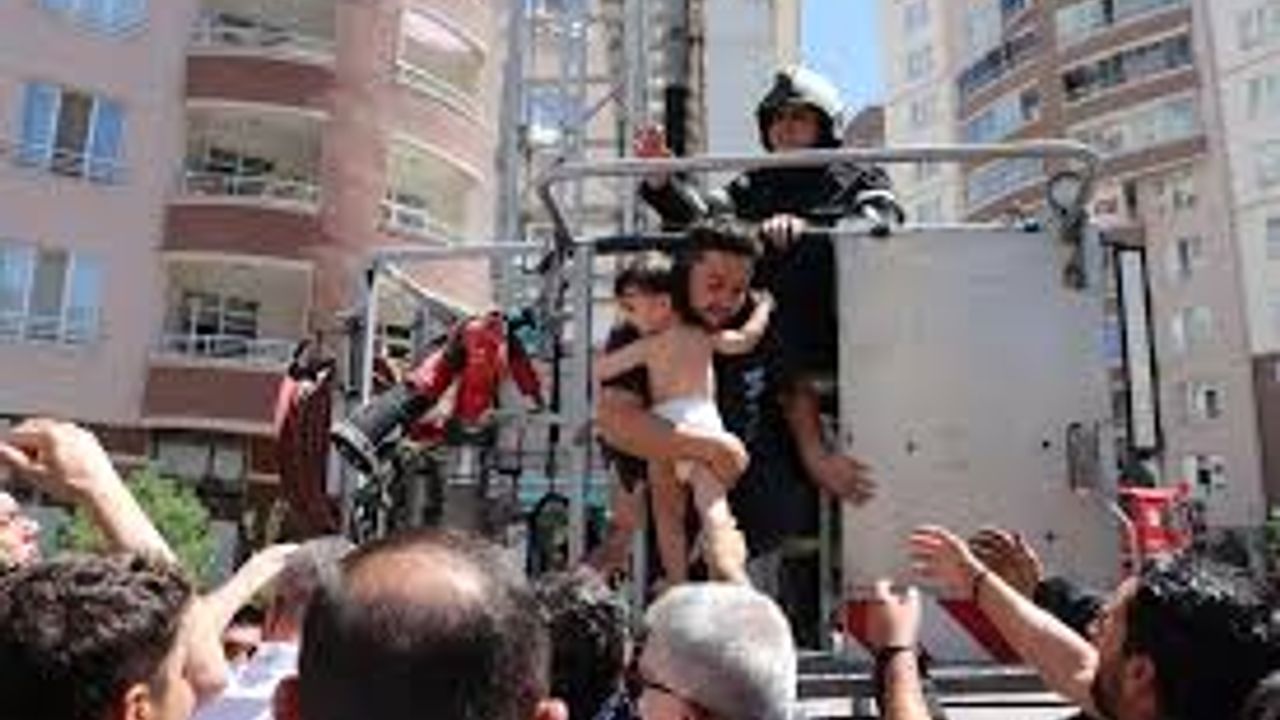 Kayseri'de bir binada çıkan yangında 4 çocuk dumandan etkilendi