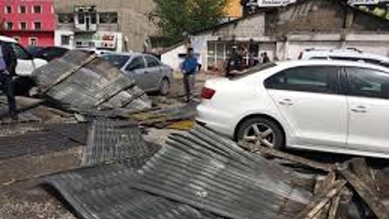 Ağrı’da şiddetli rüzgarın etkisiyle çatılar uçtu