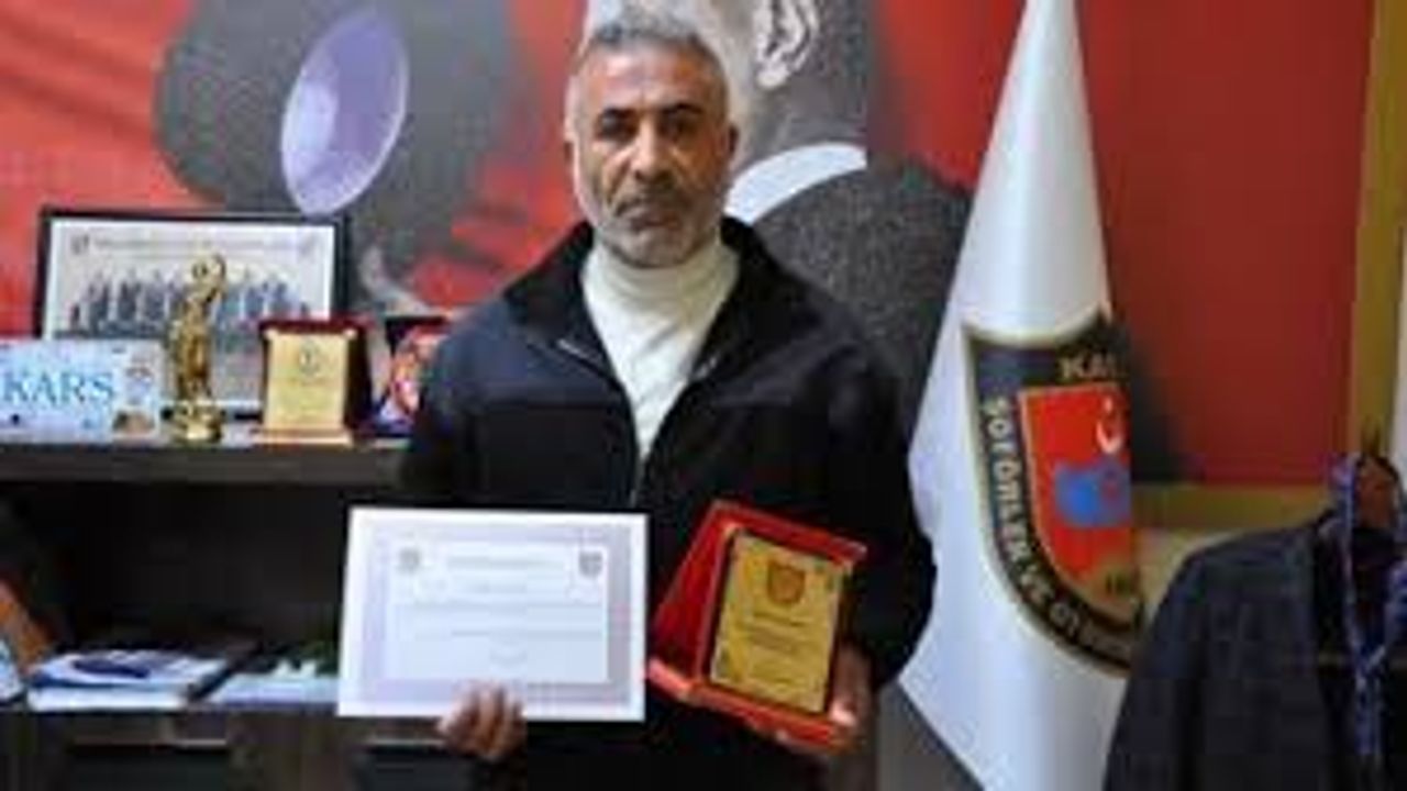 Kars'ta rahatsızlanan yolcuyu güzergahını değiştirerek hastaneye yetiştiren şoföre teşekkür plaketi verildi