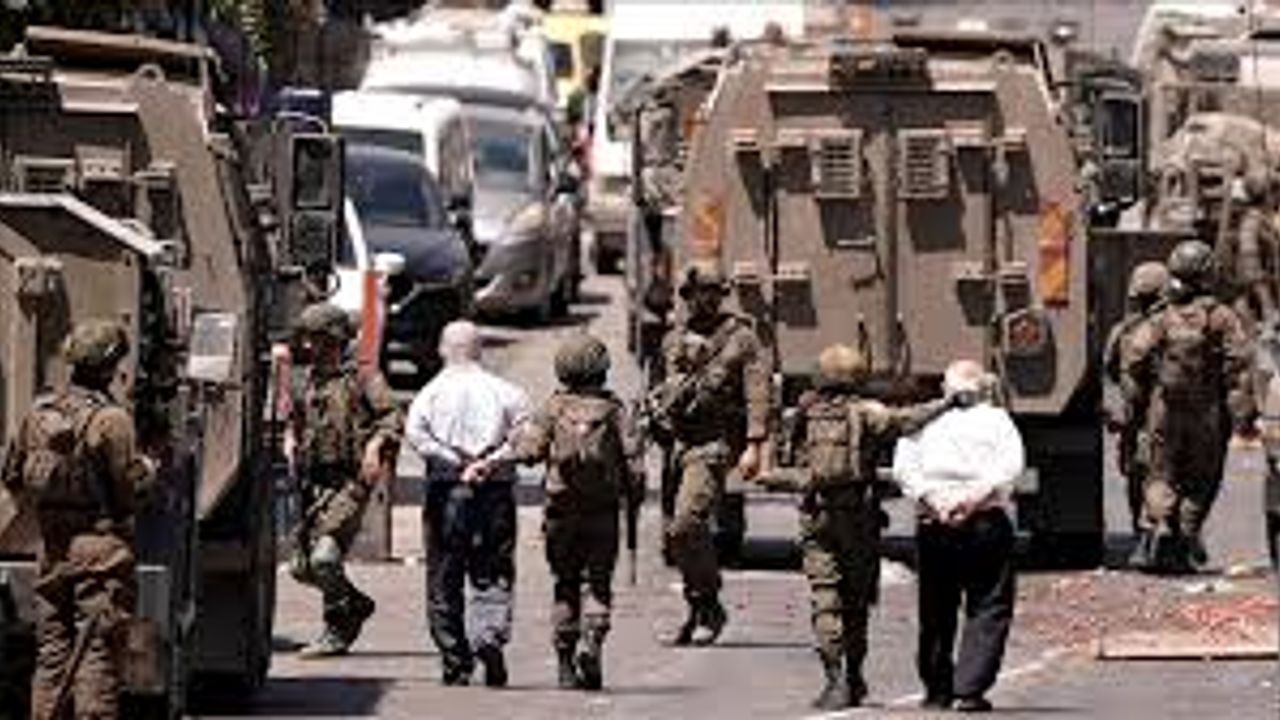 İsrail askerleri Batı Şeria'da Filistinli yaşlı çiftçiyi darbederek gözaltına aldı
