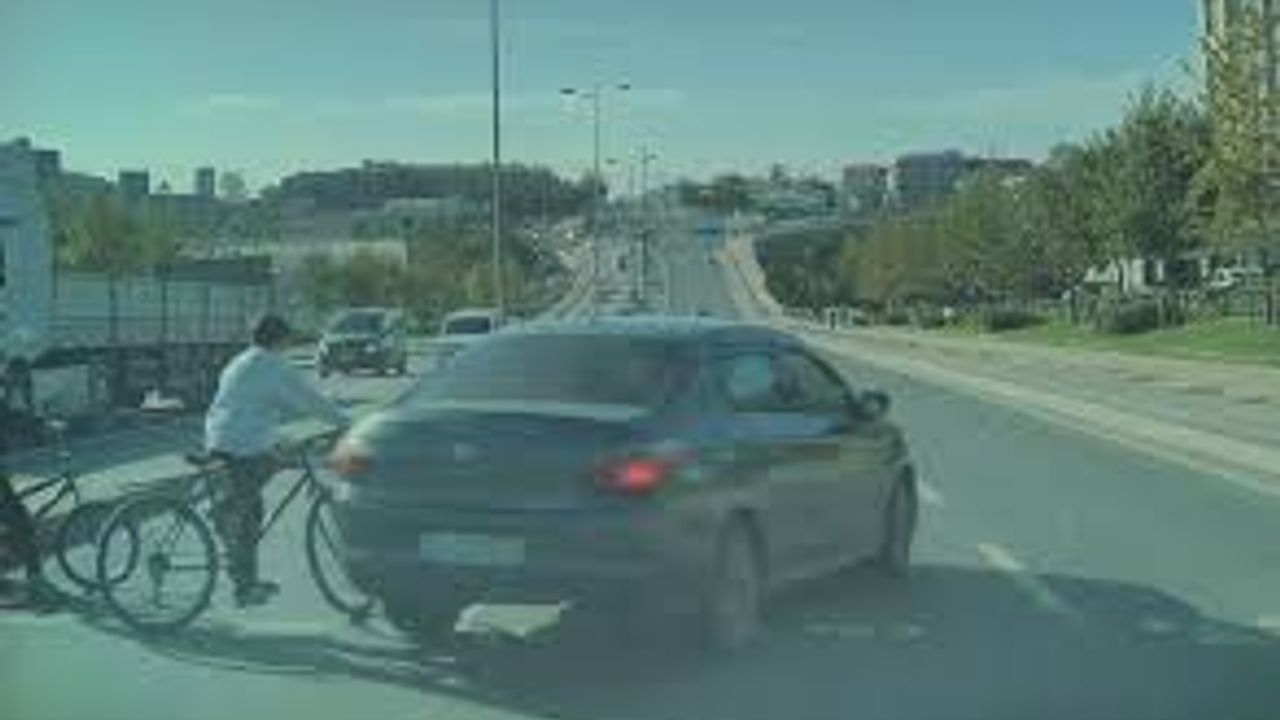 Arnavutköy’de, kırmızı ışıkta geçip yaya yolundan geçen çocukları tehlikeye atan sürücü yakalandı