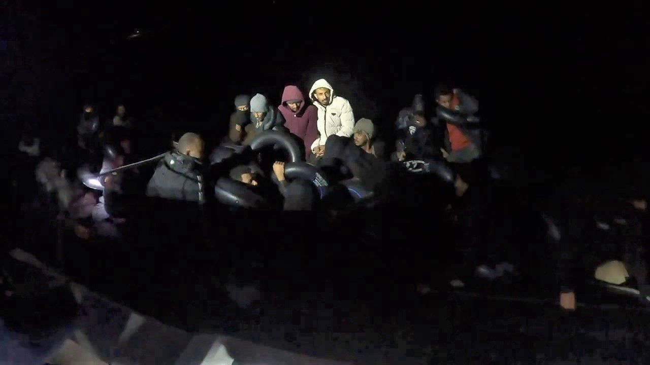 İzmir açıklarında 43 düzensiz göçmen kurtarıldı
