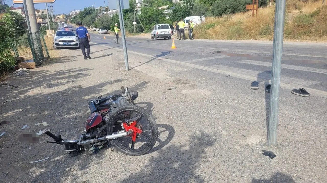 Mersin'de otomobille çarpışması sonucu motosikletteki 1 kişi öldü, 1 kişi ağır yaralandı