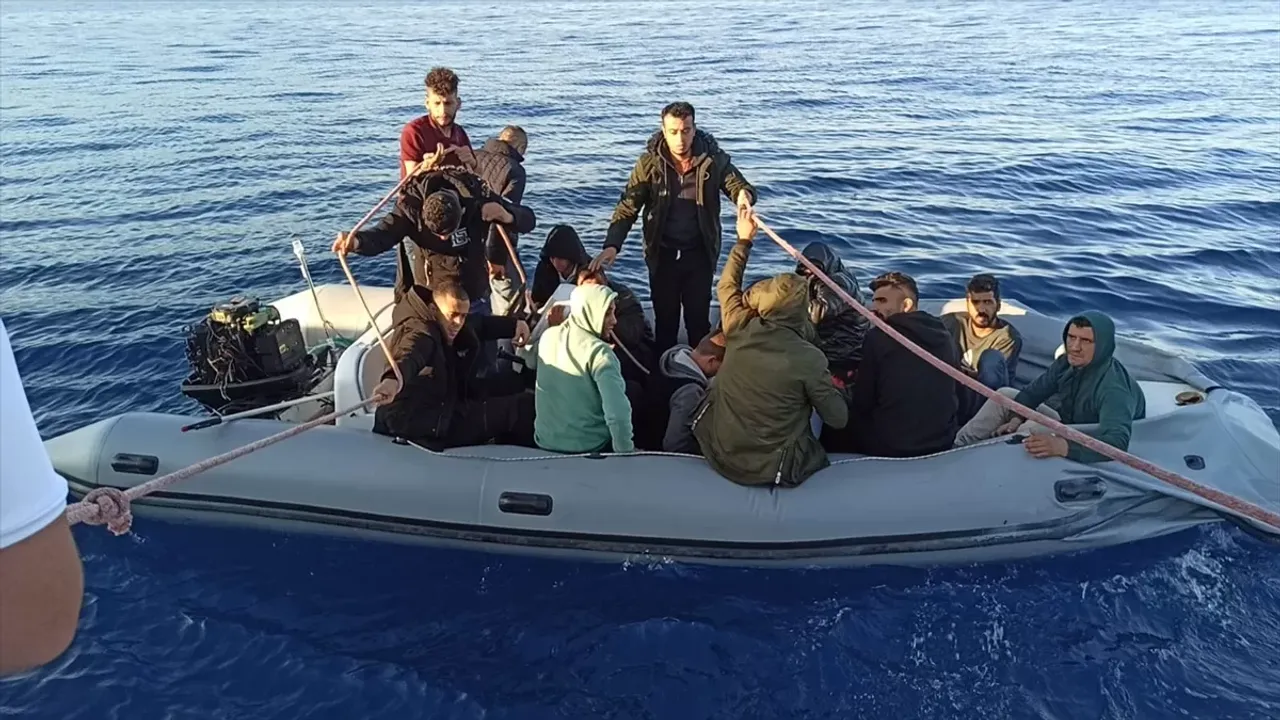 Fethiye açıklarında yelkenli teknede 35 düzensiz göçmen yakalandı