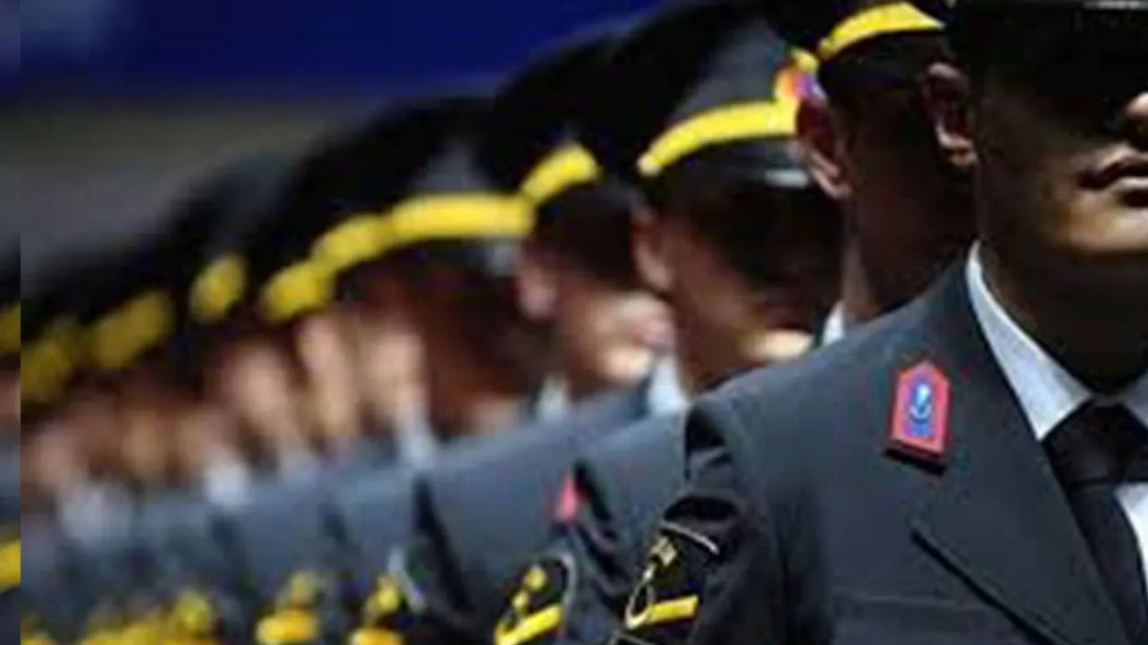 Türk Silahlı Kuvvetlerine muvazzaf subay adayı temini için başvuru süresi uzatıldığını duyurdu