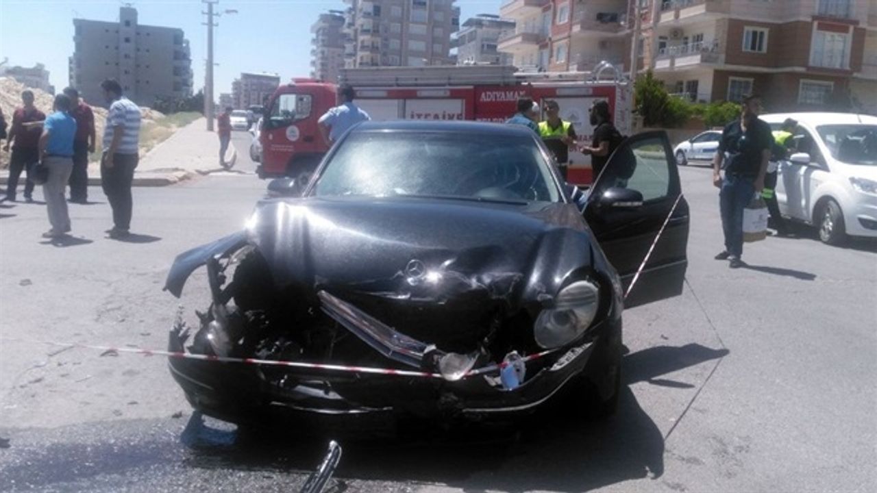 Adıyaman'da üç aracın karıştığı zincirleme kazada 5 kişi yaralandı