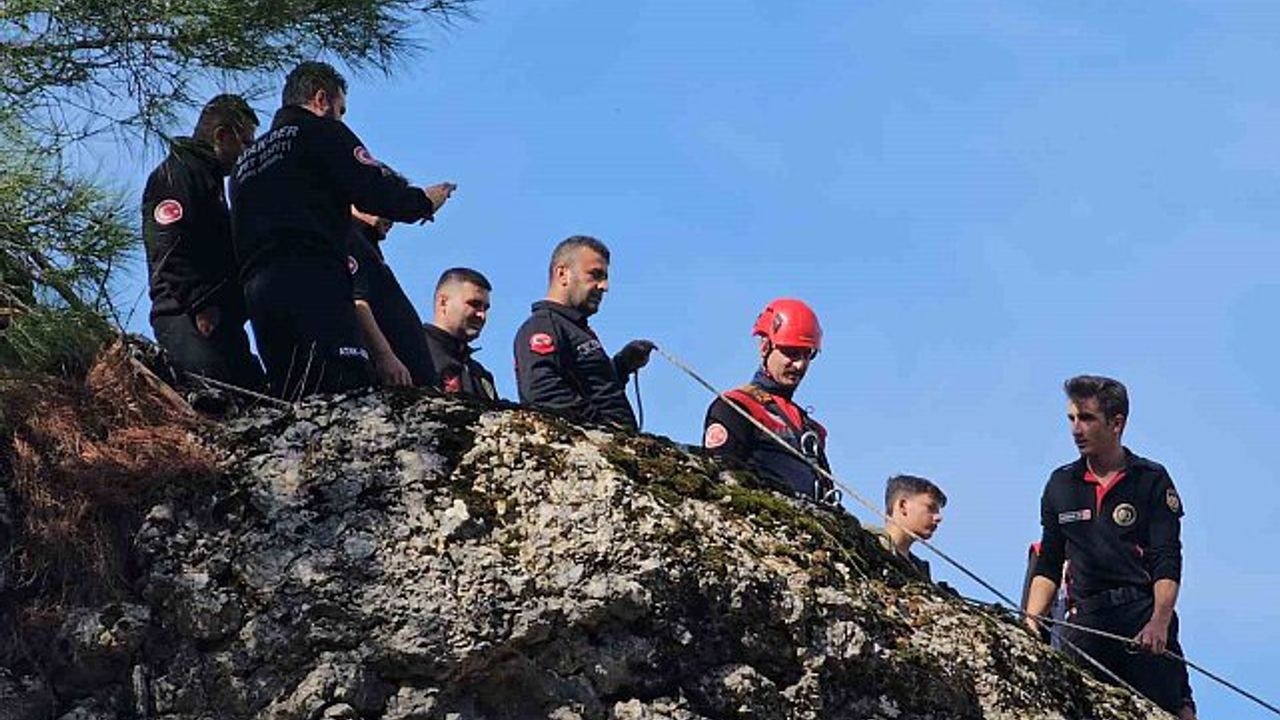 Balıkesir'de kayalıklarda mahsur kalan 2 kişi ekipler tarafından kurtarıldı