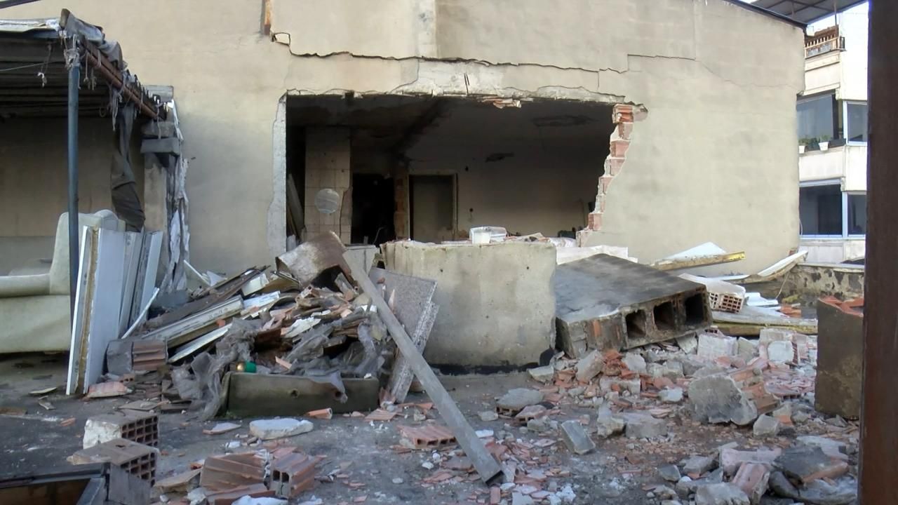 Küçükçekmece'de termosifon patlayan evin duvarları yıkıldı