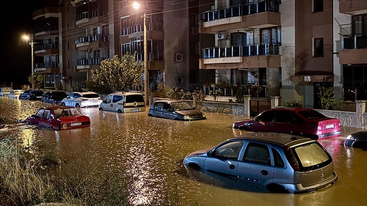 Bergama da sağanak hayatı olumsuz etkiledi
