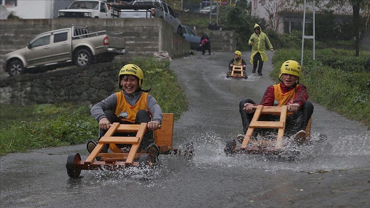 Rize'de tahta arabalar yağmura rağmen yarıştı