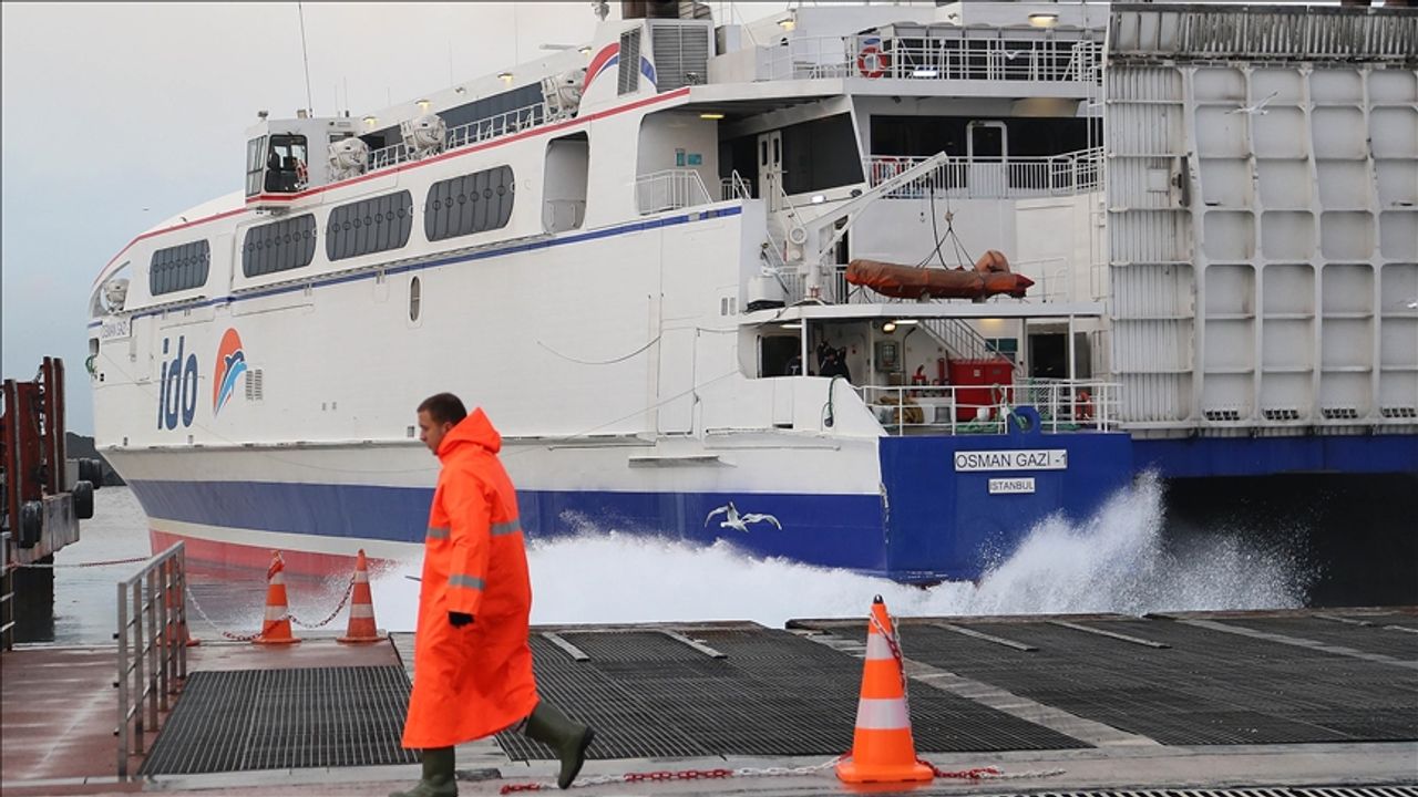 İstanbul'da olumsuz hava koşulları deniz ulaşımını etkiledi