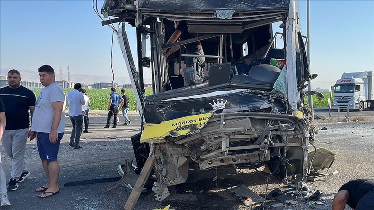 Mardin'de tır ile kamyonun çarpıştığı kazada 1 kişi hayatını kaybetti