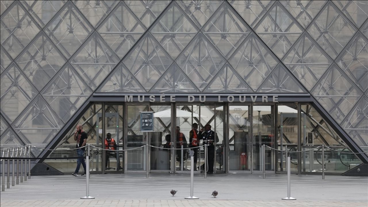 Fransa’da soygun yaşanan Louvre Müzesi’ndeki bazı mücevherler, merkez bankasına nakledildi