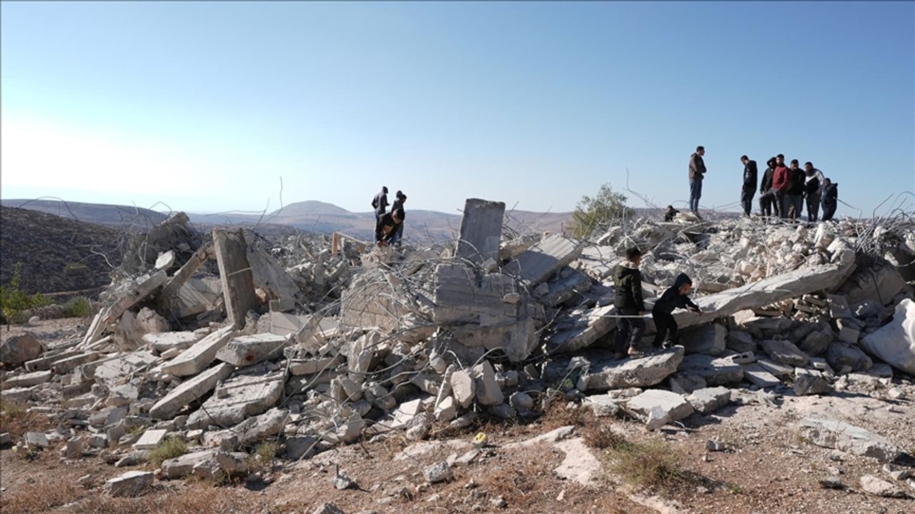 İsrail işgal altındaki Batı Şeria'nın çeşitli kentlerinde Filistinlilere ait 5 evi yıktı