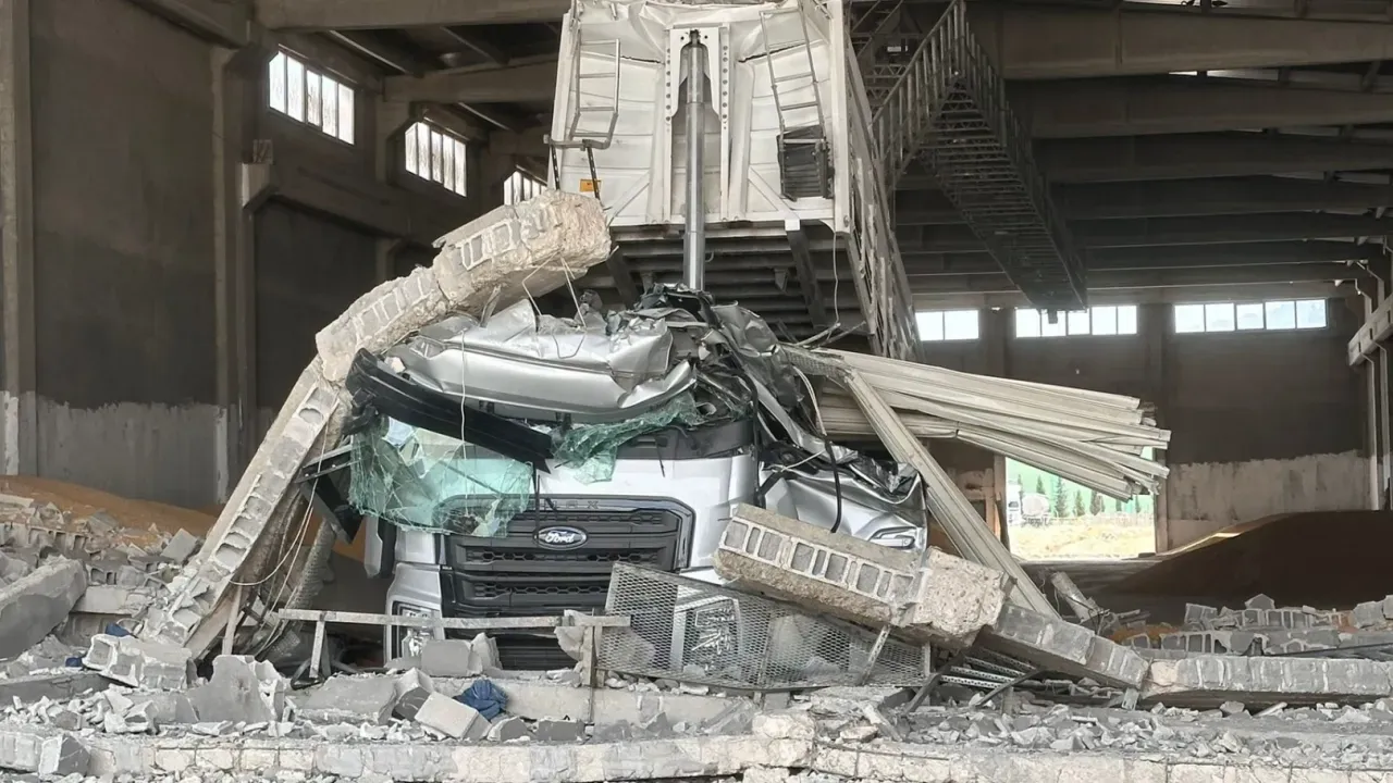 Gaziantep'te park halindeki tırın üzerine fabrika duvarı devrildi