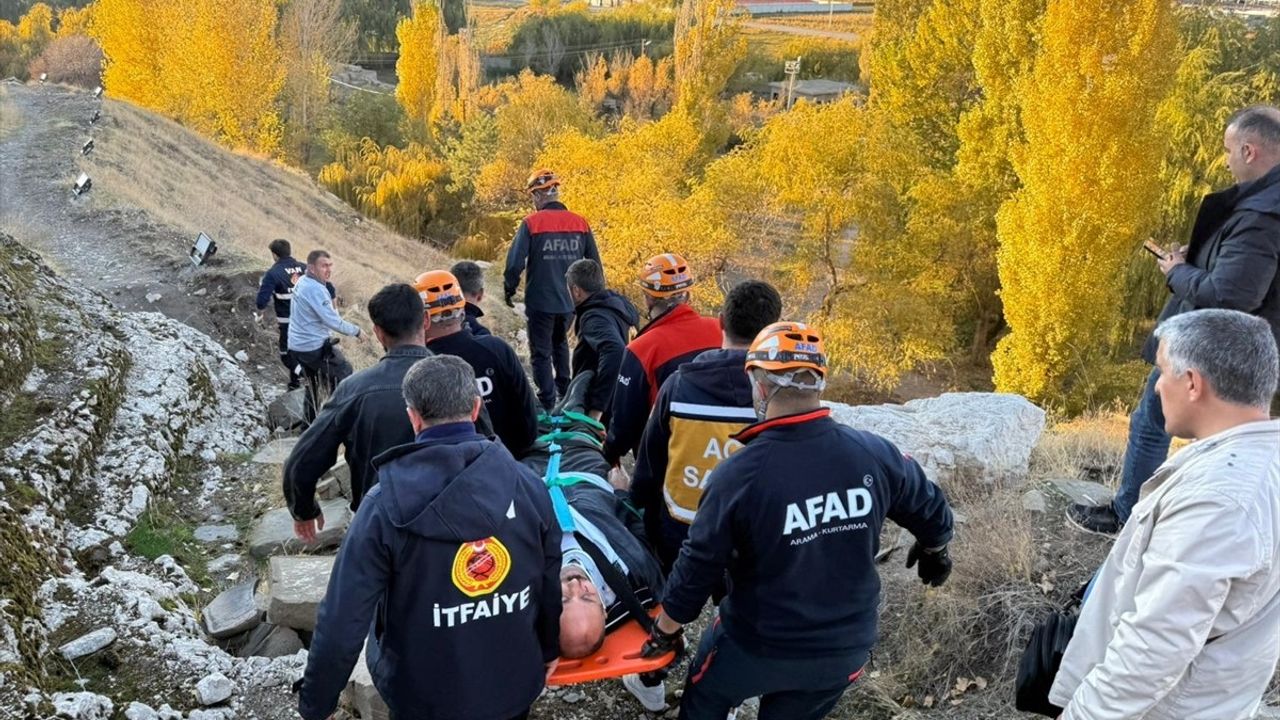 Van Kalesi'nde kayalıktan düşen kişi ekipler tarafından kurtarıldı