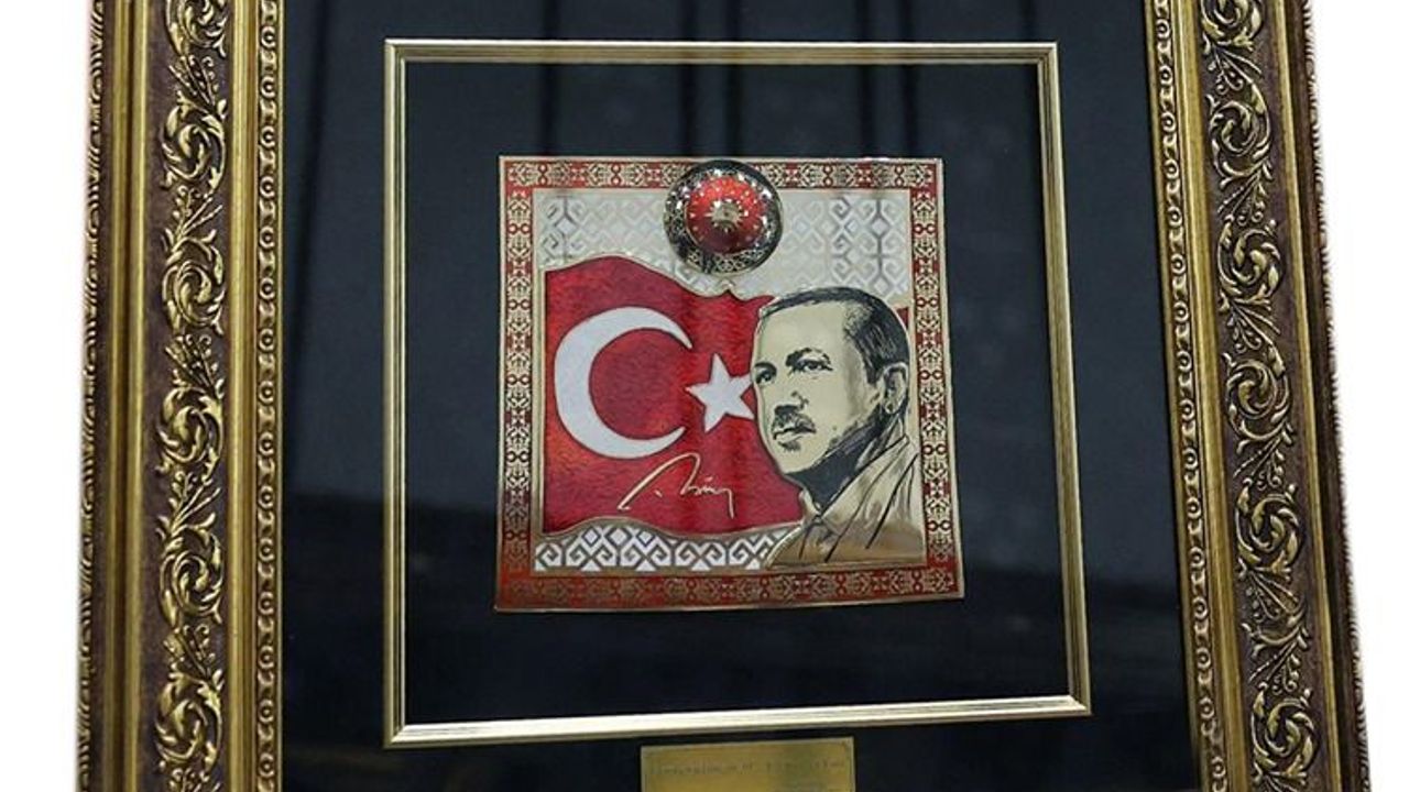 MHP Lideri Bahçeli’den Cumhurbaşkanı Erdoğan’a Cumhuriyet’in 102. Yılına Özel Anlamlı Hediye