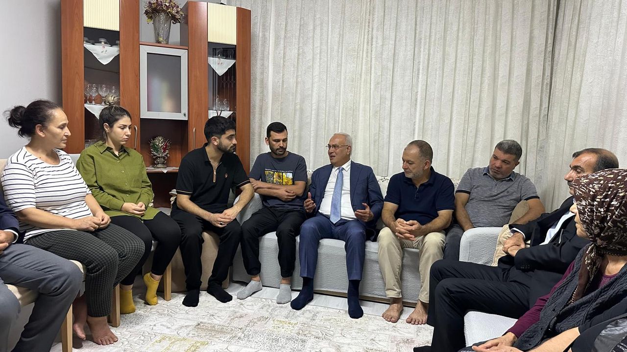 MHP Adana “Hayırlı Günler Komşum” ile gönül kapılarını aralıyor: İlk gün 45 ayrı evde vatandaşlarla bir araya gelindi