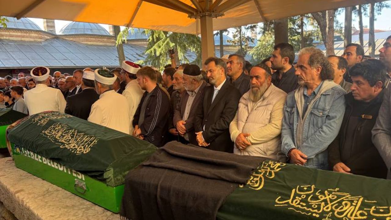 Enkazda kalan 4 kişilik Bilir ailesi, son yolcuklarına uğurlandı