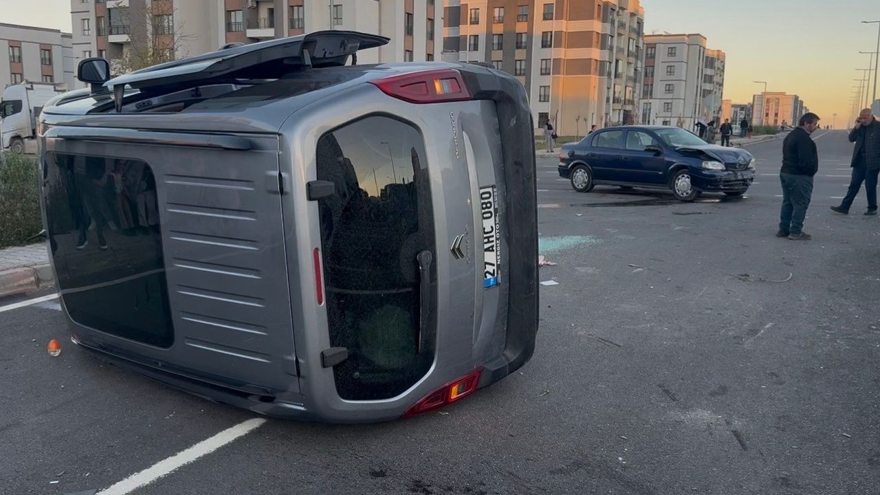 Diyarbakır'da kaza: Araç devrildi, 2 kişi yaralı.