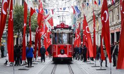 Beyoğlu İstiklal Caddesi'nde gerçekleşen terör saldırısının ardından cadde Türk bayraklarıyla donatıldı.