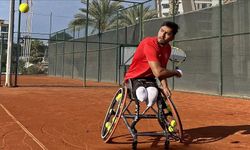 Paralimpik milli tenisçi Ahmet Kaplan, olimpiyat hayaliyle raket sallıyor