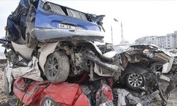 Enkazdan çıkarılan hurdaya dönmüş araçlar sahiplerini bekliyor