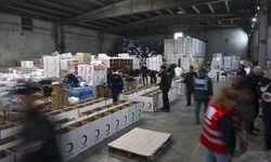 İzciler, afetzedelere yardım için marşlar eşliğinde seferber oldu
