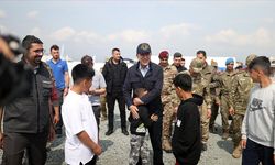 Milli Savunma Bakanı Akar Hatay'da depremzedelerle bir araya geldi