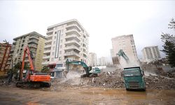 Kahramanmaraş'ta aciliyet gerektiren binaların yıkım işlemleri sürüyor
