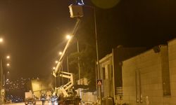 Depremin karanlığını aydınlatanların yoğun mesaisi devam ediyor