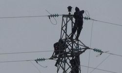Elektrik firması çalışanlarının 25 metrede zorlu onarım çalışması