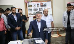 Hazine ve Maliye Bakanı Nureddin Nebati, oyunu Mersin'de kullandı