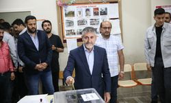 Hazine ve Maliye Bakanı Nureddin Nebati, Mersin'de oyunu kullandı